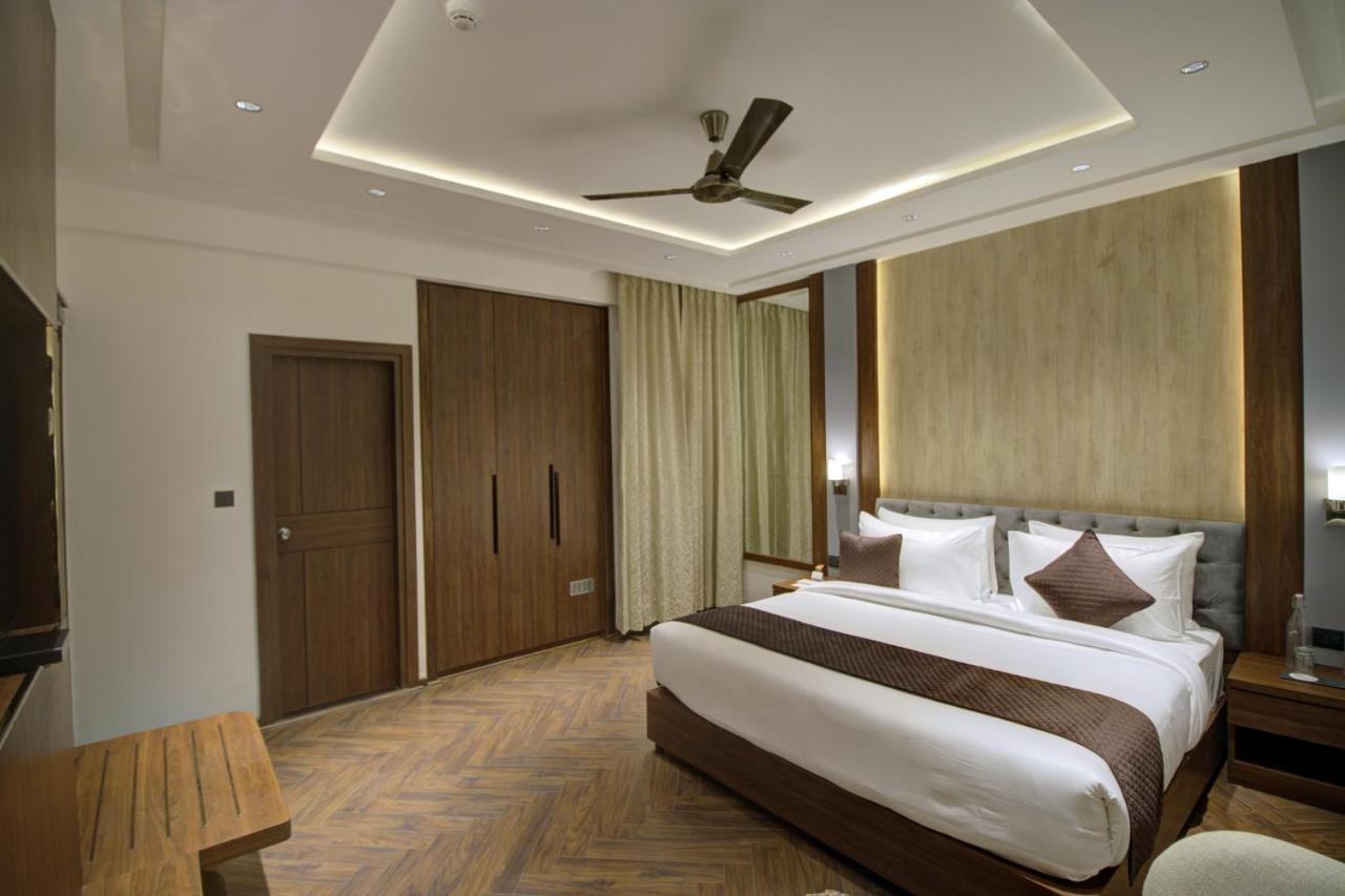 Cygnett Collection K K Hotel Faizābād Esterno foto