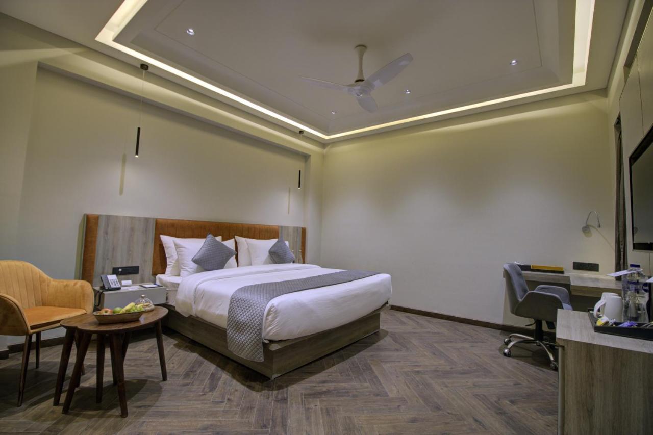 Cygnett Collection K K Hotel Faizābād Esterno foto